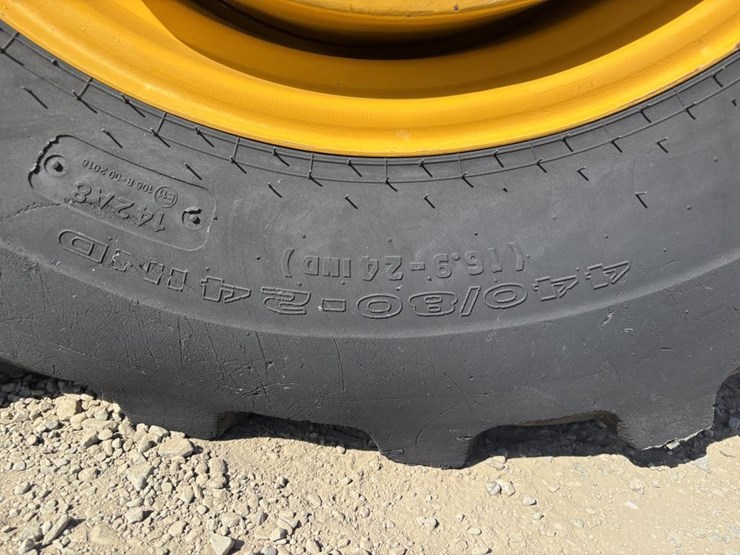 2021-deere-210l-image-31