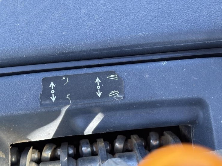 2021-deere-210l-image-42