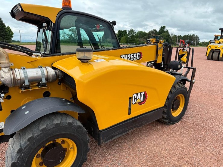2021-caterpillar-th255c-image-12