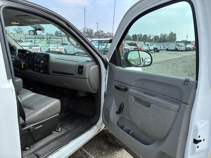 2011-chevrolet-2500-image-11
