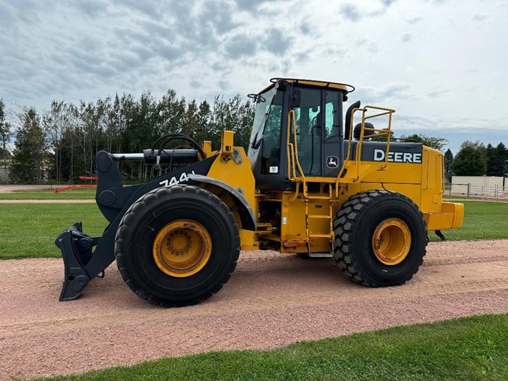 2005-deere-744j-image-1