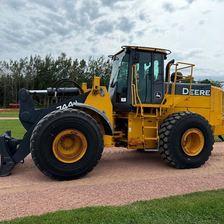2005 DEERE 744J