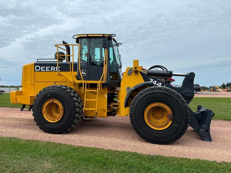 2005-deere-744j-image-3