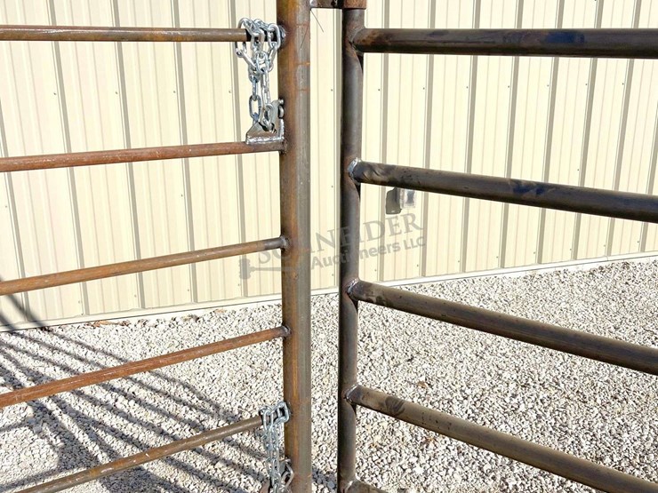 unused-24'-freestanding-corral-panel-w/-8'-gate-on-1-end-image-11