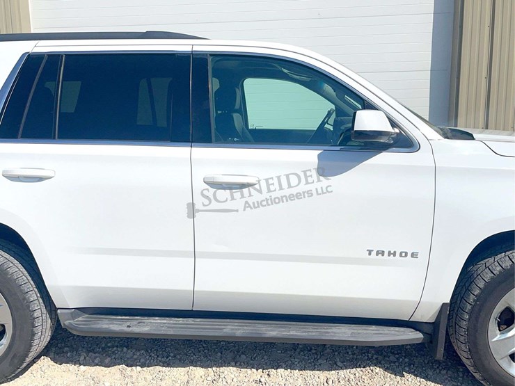 2016-chevrolet-tahoe-lt-image-15