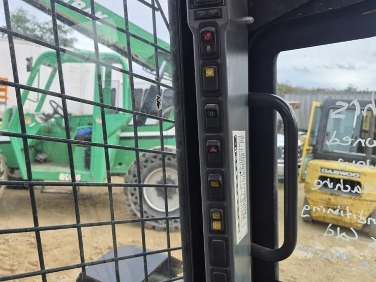 new-holland-l230-image-13