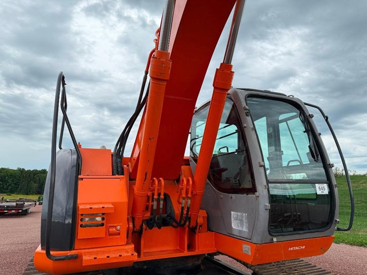 hitachi-zx225us-lc-image-28