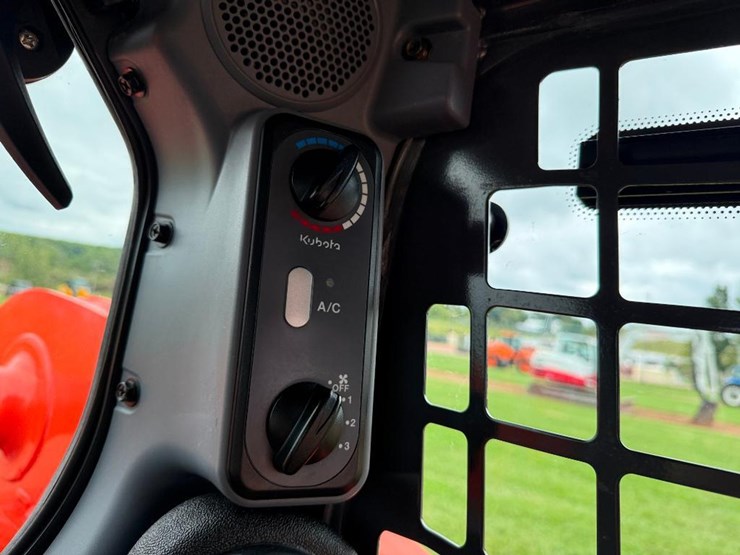 2023-kubota-ssv65-image-32