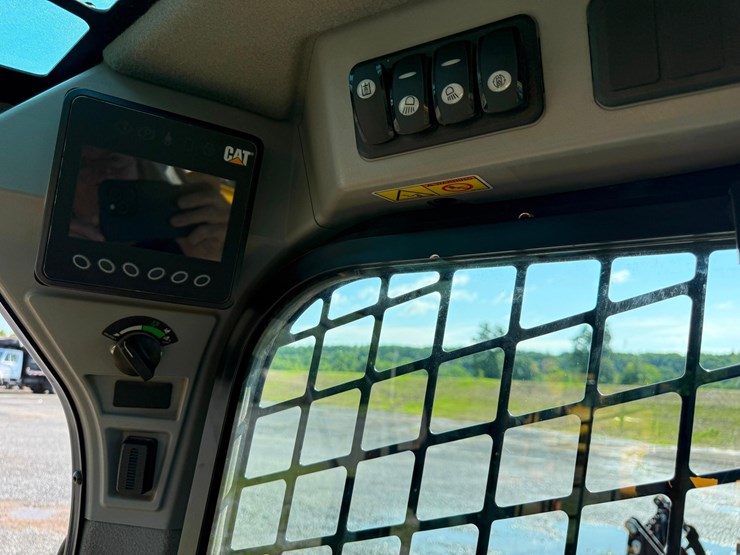 2019-caterpillar-259d-image-11