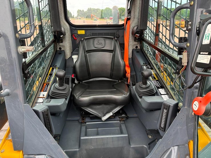 2020-deere-325g-image-32