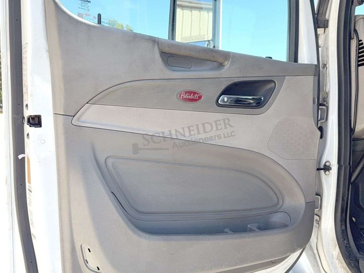 2018-peterbilt-579-image-71