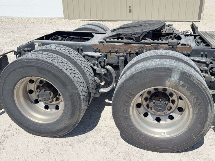 2020-peterbilt-579-image-23