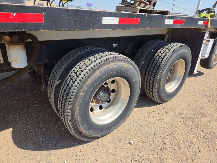 2006-peterbilt-335-image-31