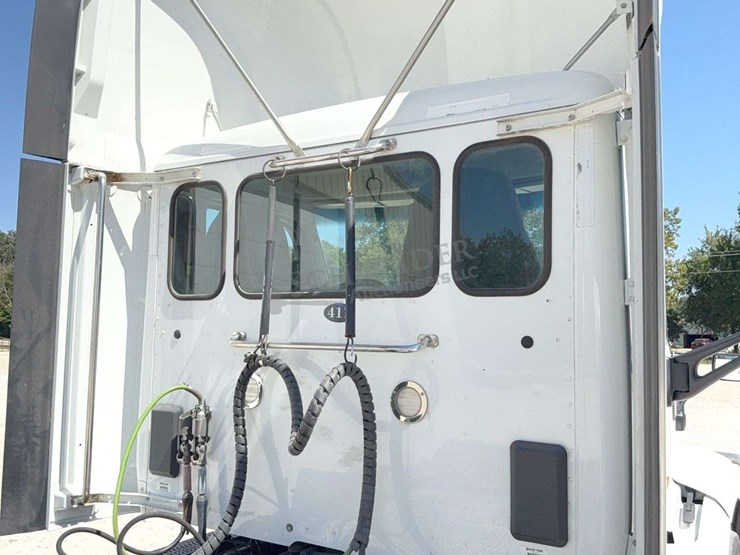 2020-peterbilt-579-image-21