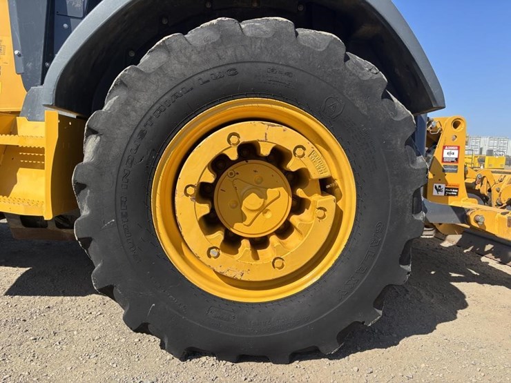 2021-deere-210l-image-30