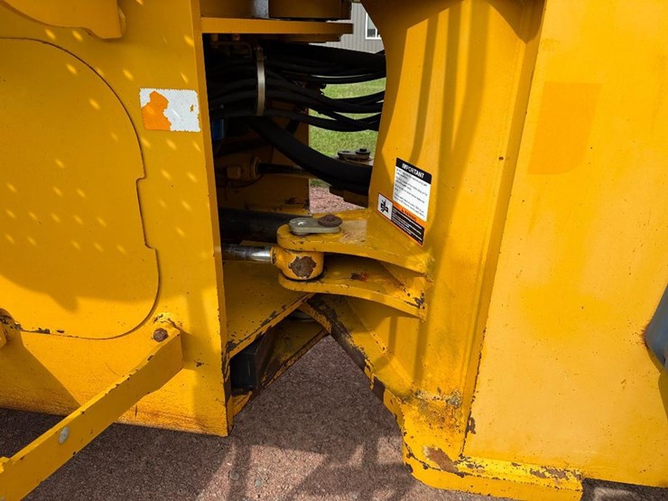 2005-deere-744j-image-32