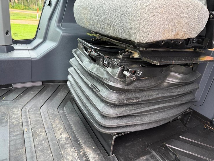 2021-deere-544p-image-48