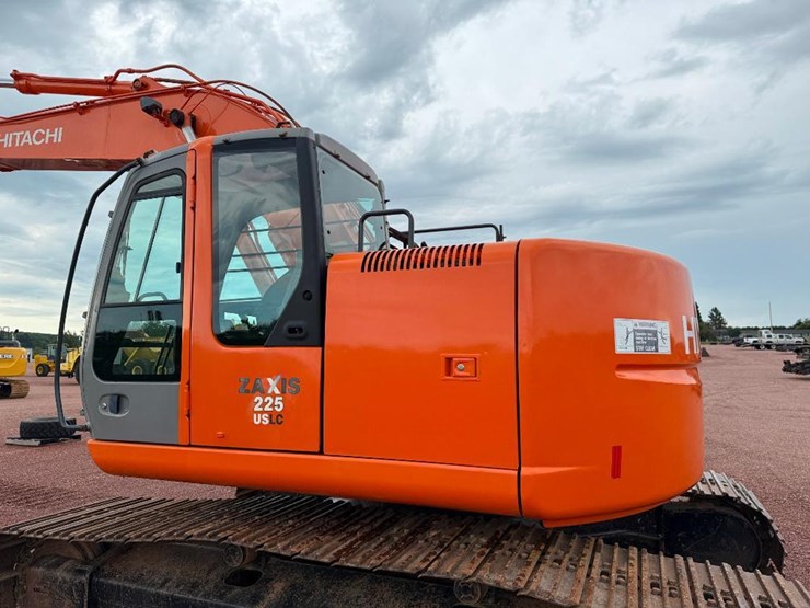 hitachi-zx225us-lc-image-24