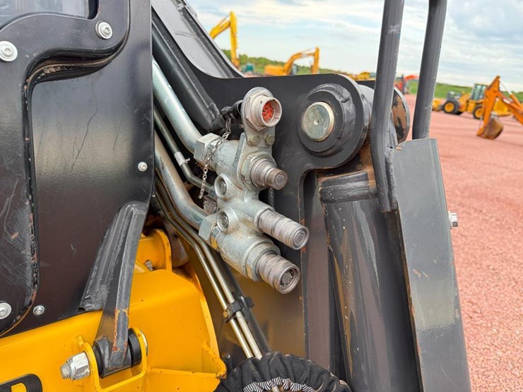 new-holland-c362-image-17