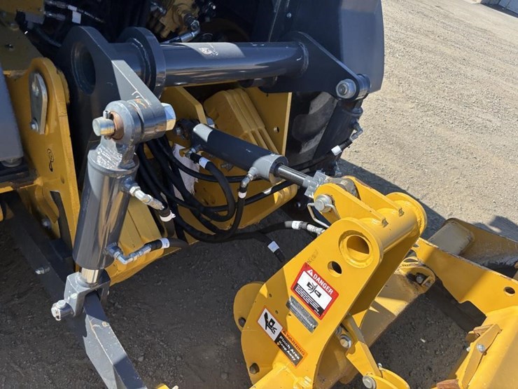 2021-deere-210l-image-23