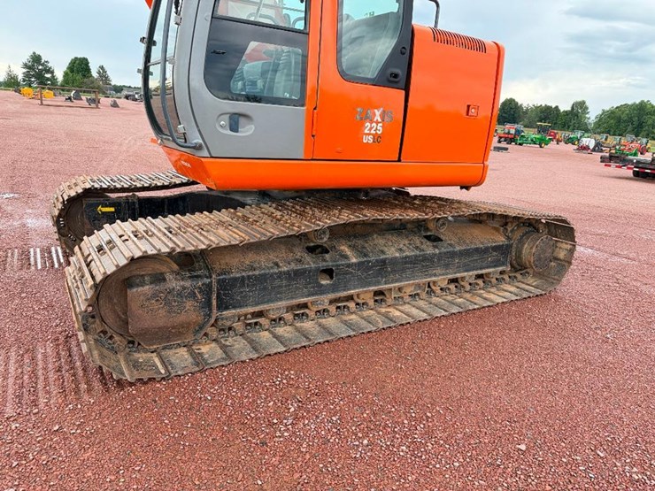 hitachi-zx225us-lc-image-6