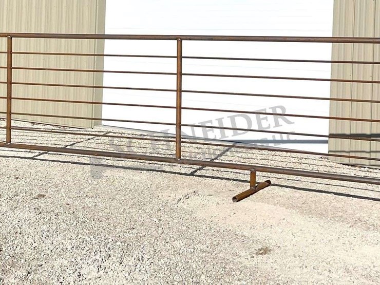 unused-24'-freestanding-corral-panel-w/-8'-gate-on-1-end-image-1