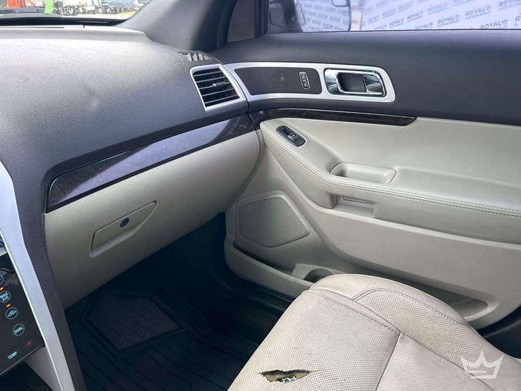 2015-ford-explorer-image-21