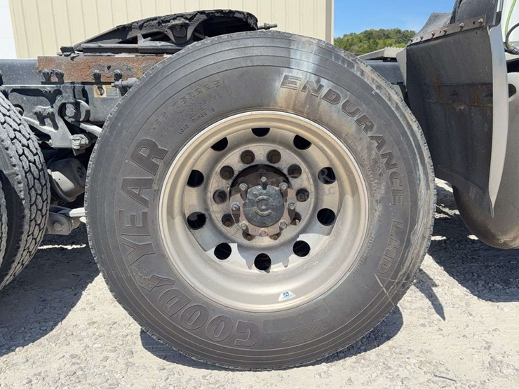 2020-peterbilt-579-image-24