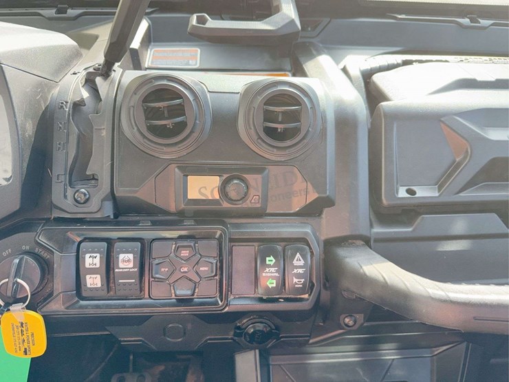 2023-can-am-hd10-defender-limited-4x4-utv-image-37