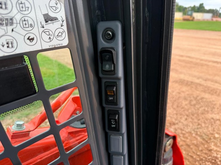 2023-kubota-ssv65-image-29