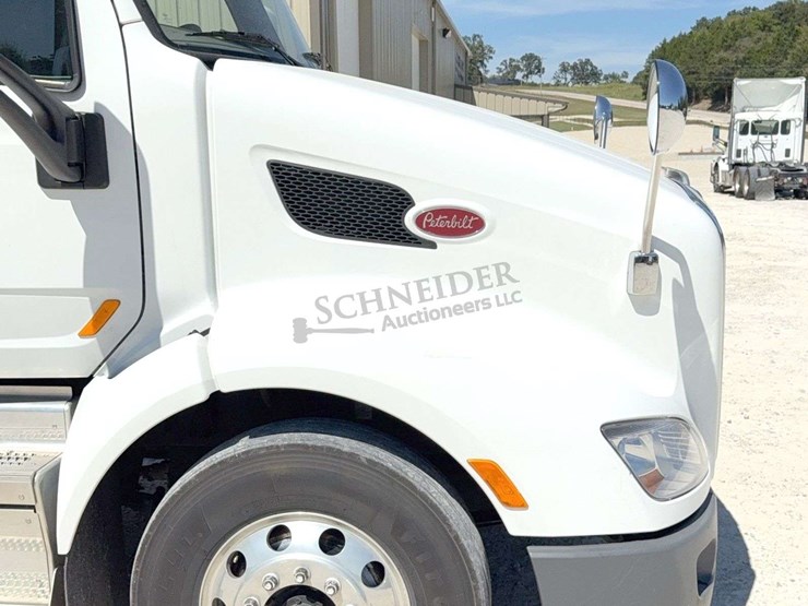 2018-peterbilt-579-image-11