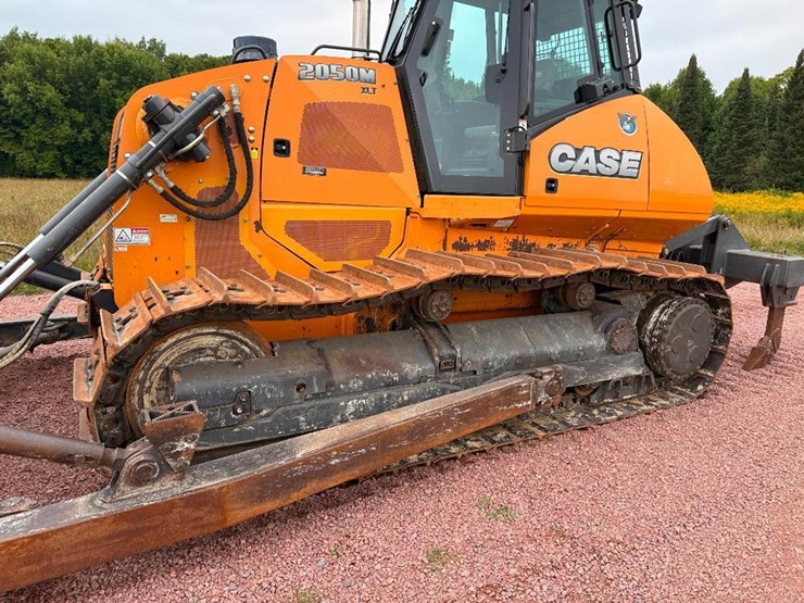 2014-case-2050m-xlt-image-8