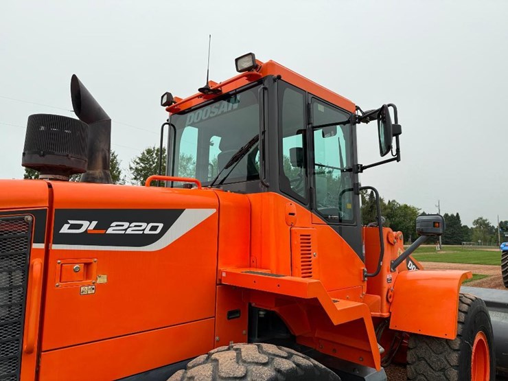 2017-doosan-dl250-5-image-13