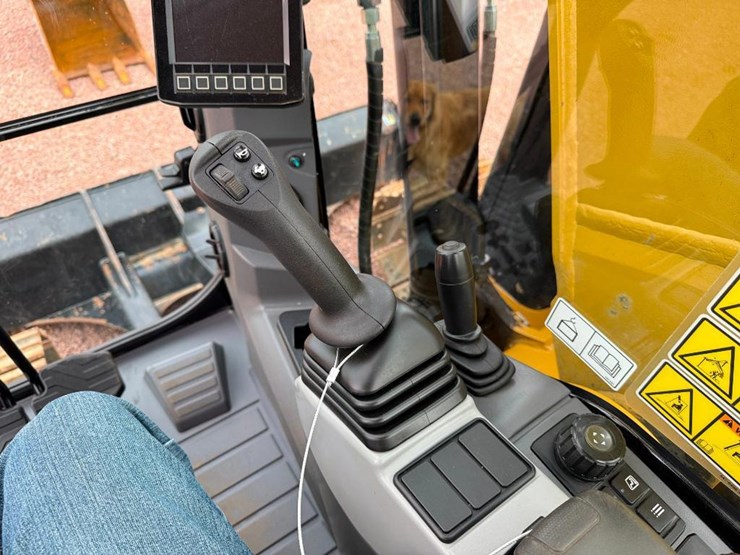caterpillar-307.5-image-56