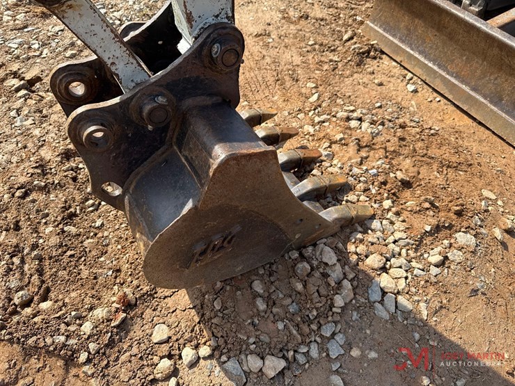 2022-takeuchi-tb230-image-11