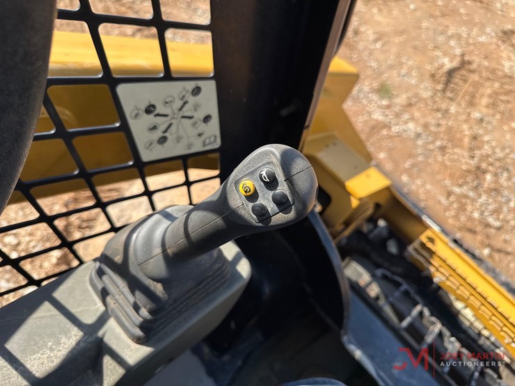 2020-caterpillar-246d3-image-11