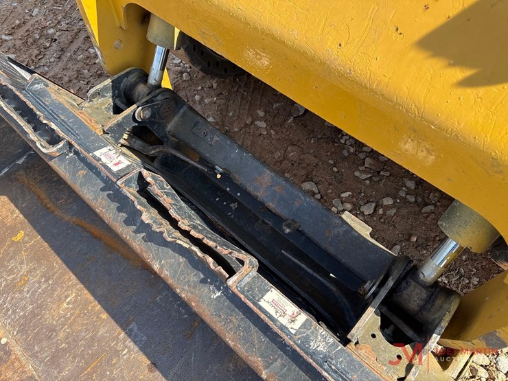 2020-caterpillar-246d3-image-6