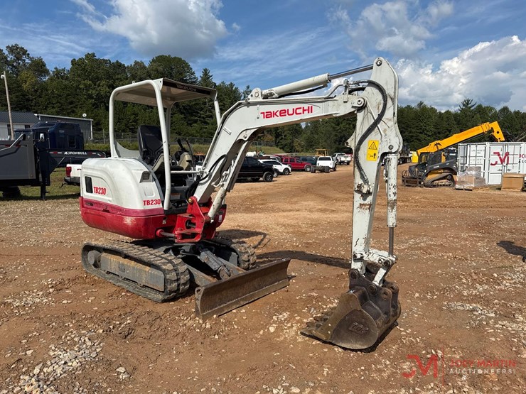 2022-takeuchi-tb230-image-3
