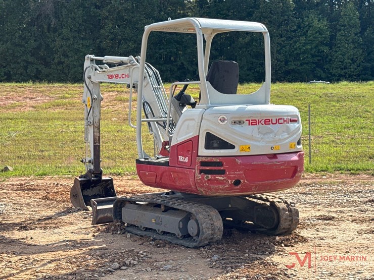 2022-takeuchi-tb230-image-1