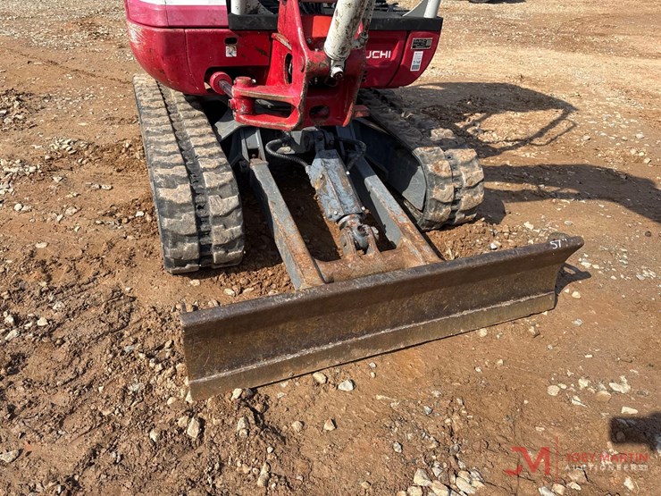 2022-takeuchi-tb230-image-10