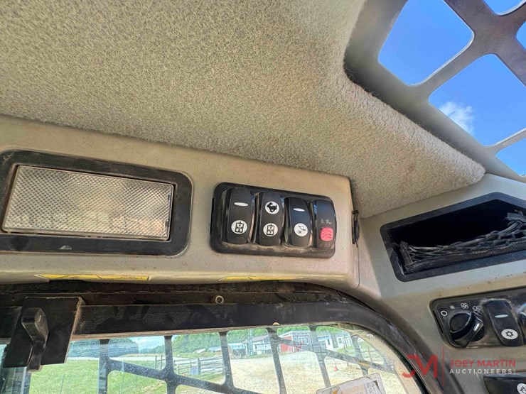 2015-caterpillar-262d-image-21