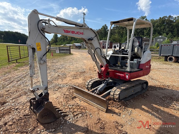 2022-takeuchi-tb230-image-2