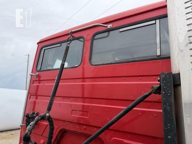 2000-freightliner-fl112-image-7
