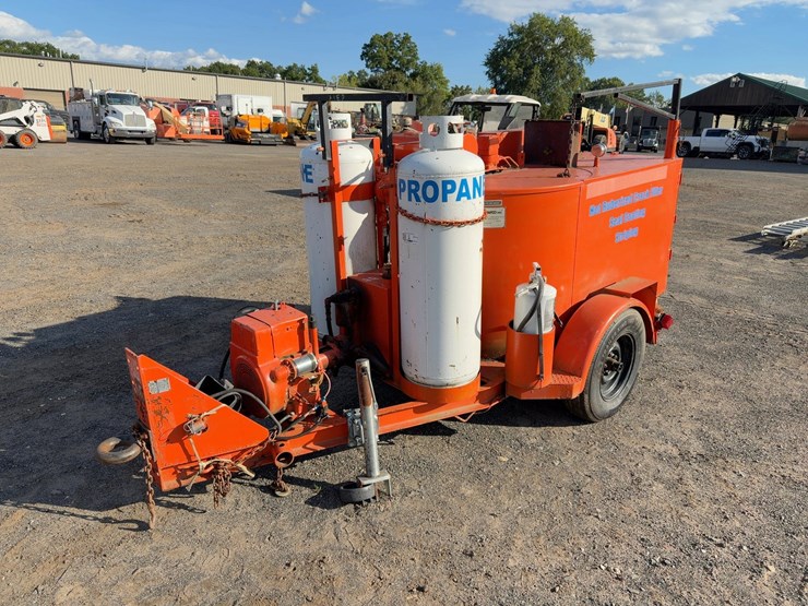 crafco-e-z-pour-tow-behind-hot-box-image-1