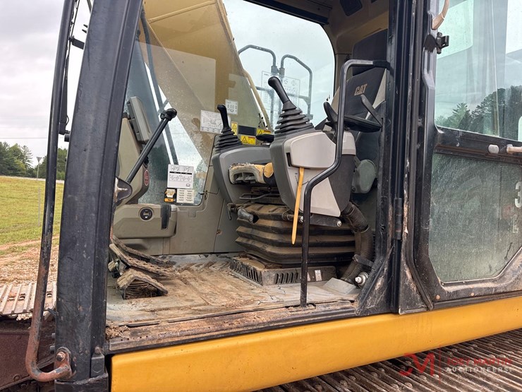 2012-caterpillar-320e-image-23