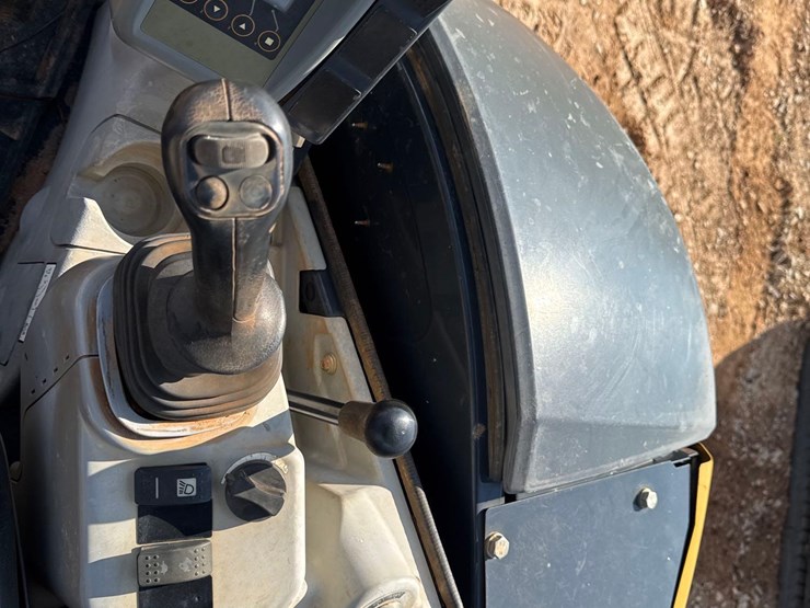 2022-deere-35g-image-16