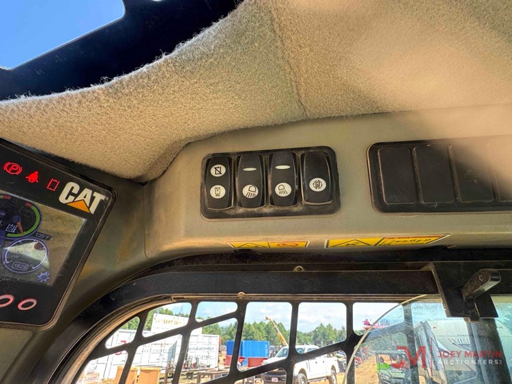 2015-caterpillar-262d-image-22