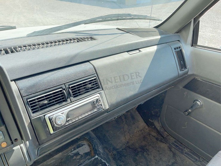 2002-chevrolet-c7500-single-axle-grain-truck-image-50