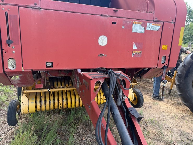 new-holland-br740a-image-31