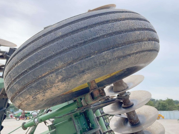 john-deere-235-image-14